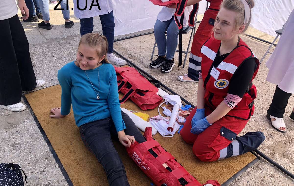 В Константиновке школьников учили спасать жизни: Фото