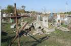 В Мариуполе вандалы разгромили могилы на старом кладбище
