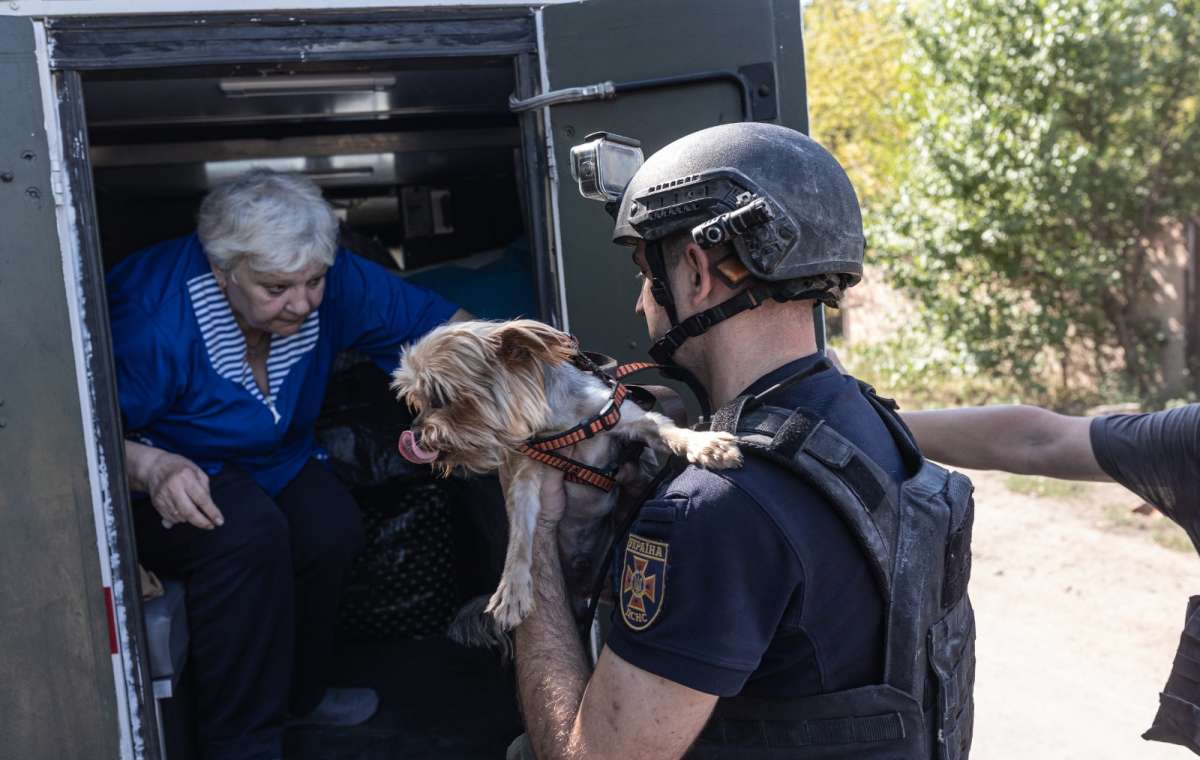 Спасатели эвакуировали из прифронтовой Константиновки 10 человек. Фото