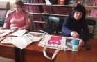 Жители прифронтовой Марьинки изготавливают экосумки с ручной росписью