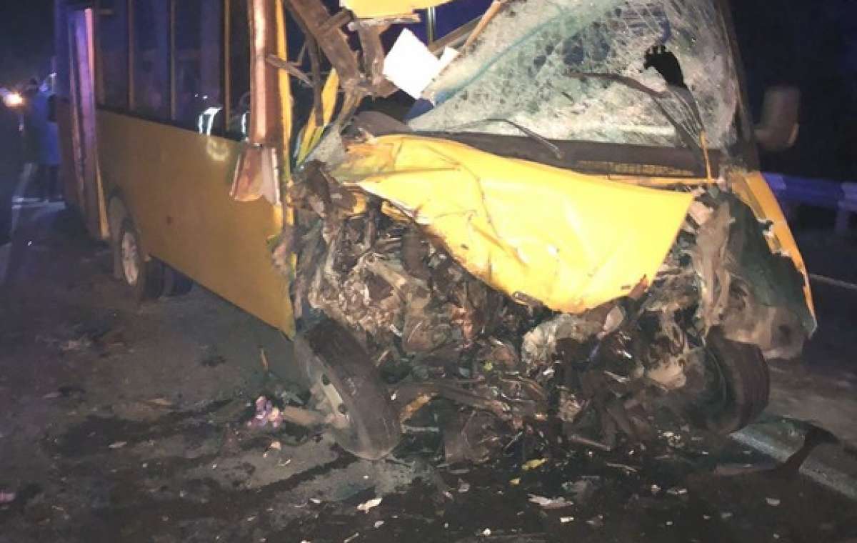 В Николаевской области автобус столкнулся с грузовиком: пострадали 10 человек