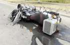 В Мариуполе на ходу от грузовика отлетели колеса и сбили мотоциклиста