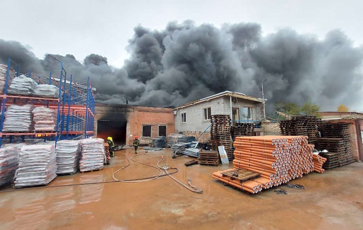 Пожар в Краматорске в результате удара. Фото