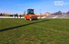 В Мирнограде на стадионе «Шахтер» начали обновлять газон 