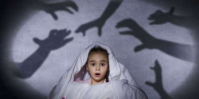 В темной-темной комнате: почему дети боятся темноты и что с этим делать