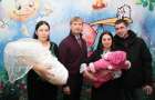 Мэр Мирнограда поздравил родителей первых новорожденных в новом году