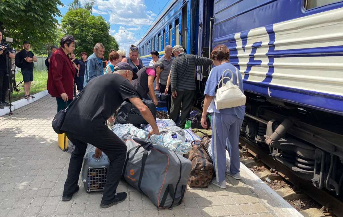 На Волынь прибыл поезд с жителями Донецкой области, дети получат дополнительную выплату