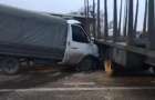 Под Киевом автомобиль влетел в лесовоз: образовалась пробка