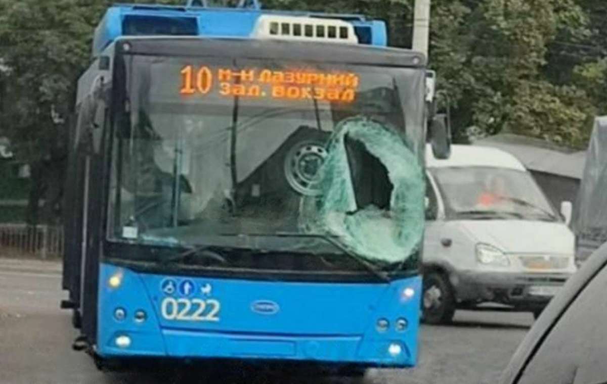 В Краматорске колесо от легкового авто влетело в троллейбус и едва не убило водителя