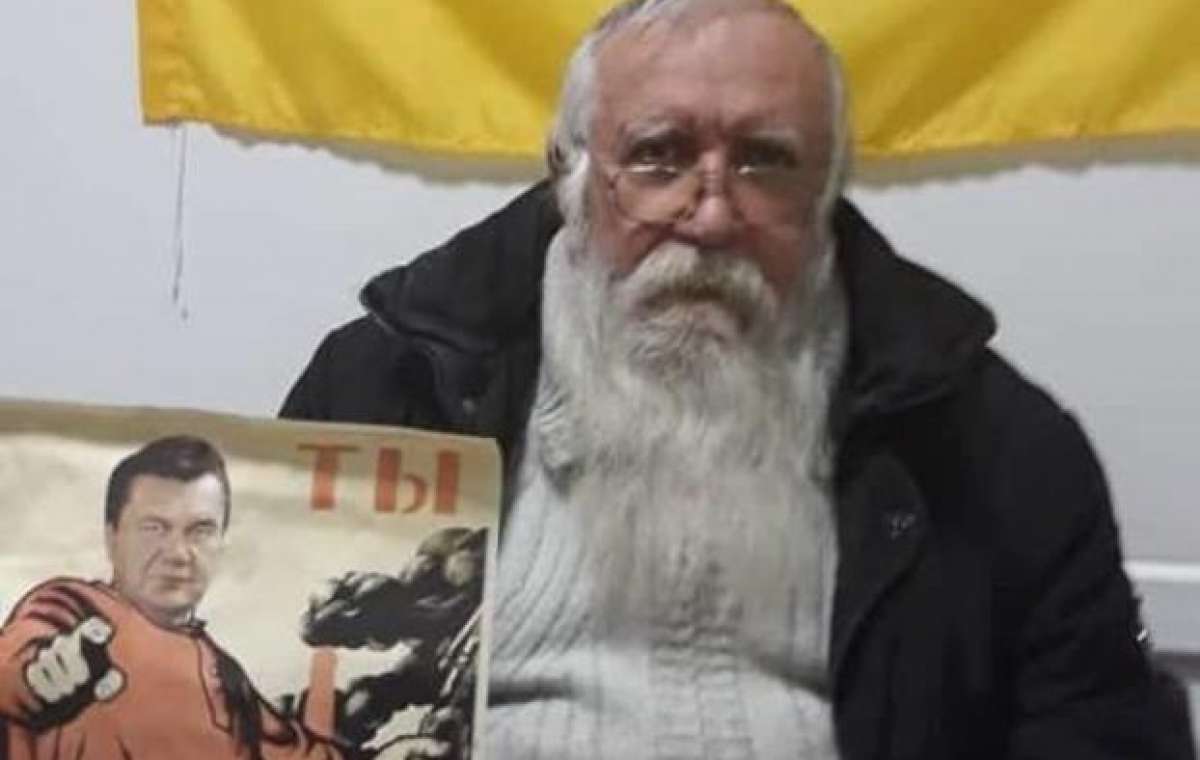 «Ты заплатил по новым тарифам?»: мариупольский дедушка вывесил в подъезде плакаты с Януковичем