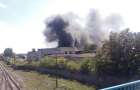 Масштабный пожар на Донетчине: горит здание бывшего машзавода в Новогродовке