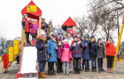 Фонд Бориса Колесникова открыл новую детскую площадку в районе Червоный в Константиновке 