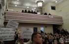 На сессии Мариупольского горсовета аншлаг: недовольные горожане пришли с плакатами