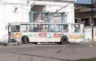 Троллейбус в Лисичанске слетел с дороги