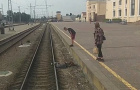 На харьковском вокзале парень уронил старушку на рельсы и остался стоять на перроне