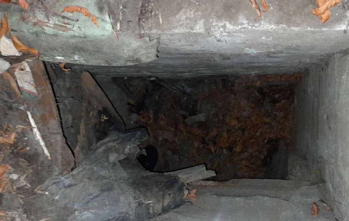 В Мариуполе двое мужчин ночью упали в глубокую яму