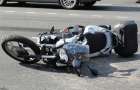 В Мариуполе пьяный водитель мотоцикла попал в ДТП, пассажирку забрала скорая