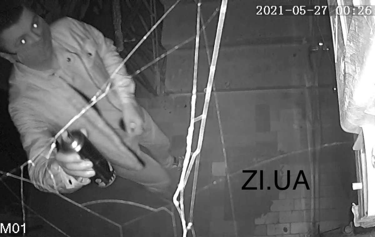 В Константиновке камера видеонаблюдения на лестничной клетке зафиксировала лицо злоумышленника