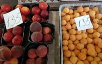 В Константиновке персики и абрикосы дешевле клубники
