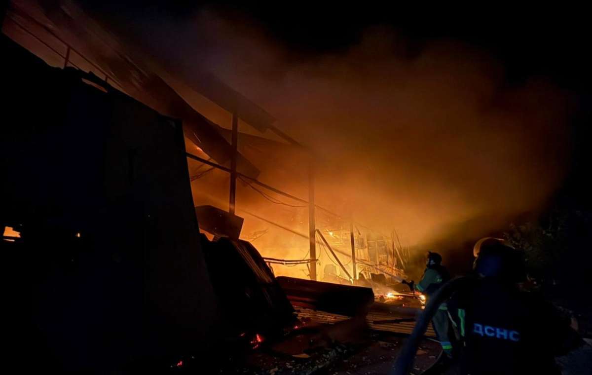 Тушить пожары в Константиновке после обстрелов не дают российские дроны 