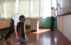 В Мариупольской школе №67 скандал из-за отсутствия уборщиц классных комнат