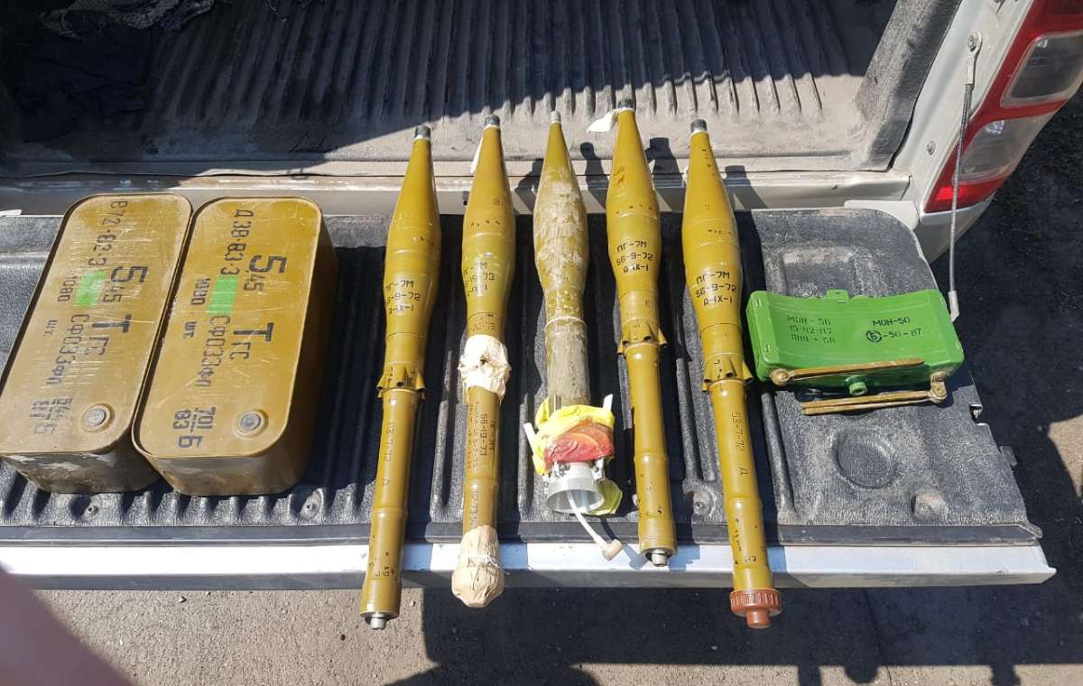 В Донецкой области военные нашли тайник с выстрелами для гранатометов