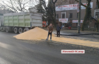 В Николаеве на дорогу высыпалось 10 тонн кукурузы