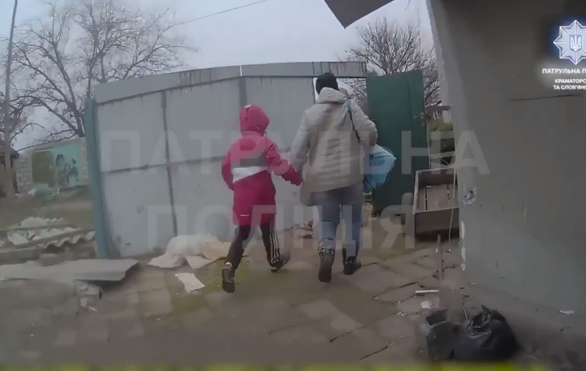 Под ударами дронов: Полиция эвакуировала мать с 13-летним сыном из Константиновки. Видео