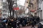 Националисты в Киеве забрасывают камнями здание «Россотрудничества»
