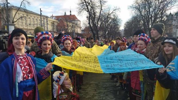 Найбільший прапор України розгорнули маріупольці у Львові