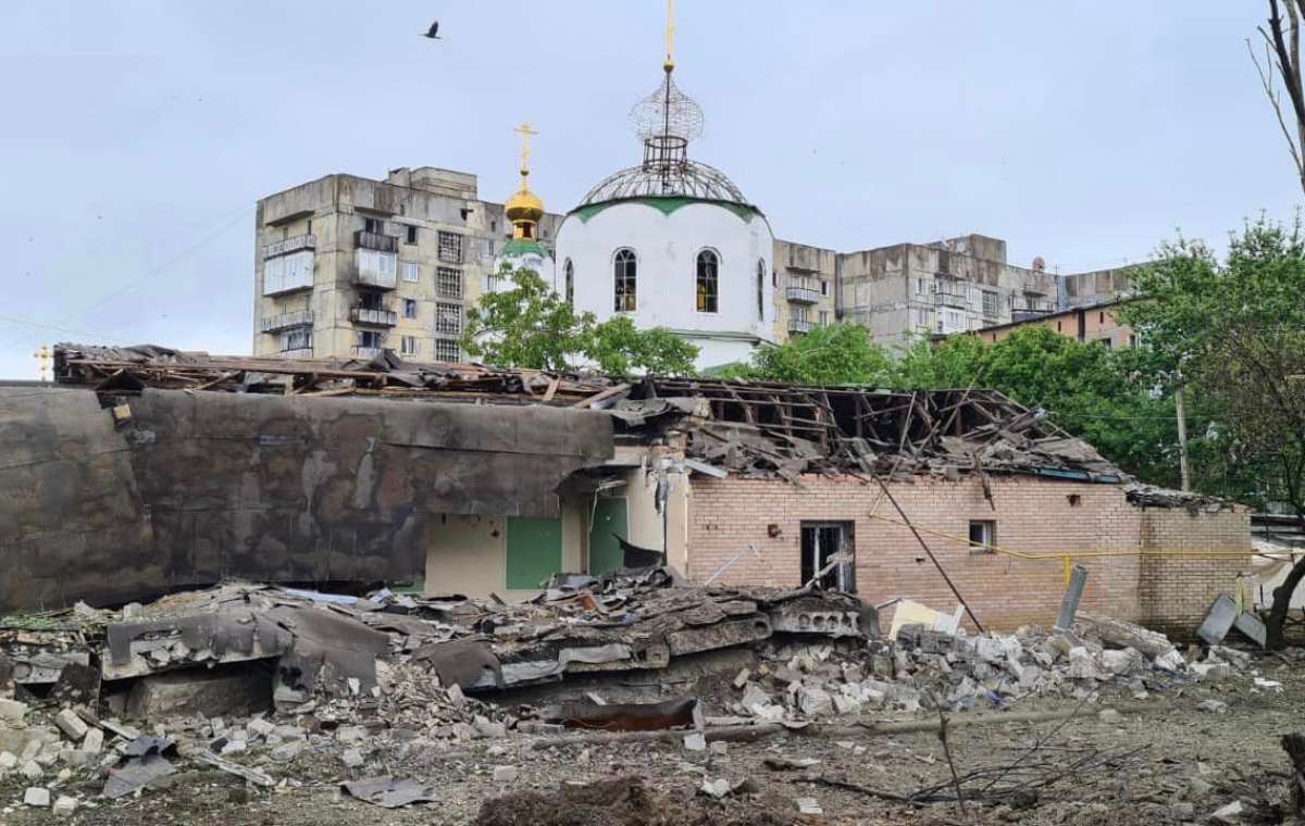 Сегодня утром россияне сбросили авиабомбу на Торецк: Фото разрушений