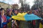 Самый большой флаг Украины развернули мариупольцы во Львове