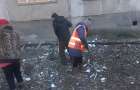 Жителі будинку і комунальники в Костянтинівці ліквідують наслідки «прильоту»