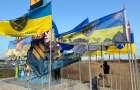 Возле стелы на въезде в Донецкую область установили особые флаги
